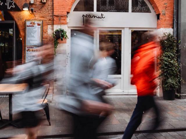 Coureurs du club passant devant le café Peanut, à Toulouse