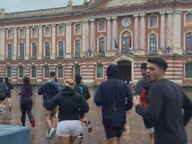 Sortie du club sur la place du Capitole, à Toulouse